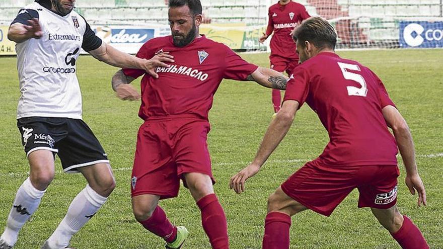 El técnico del Mérida sostiene que &quot;en los derbis no hay favorito&quot;