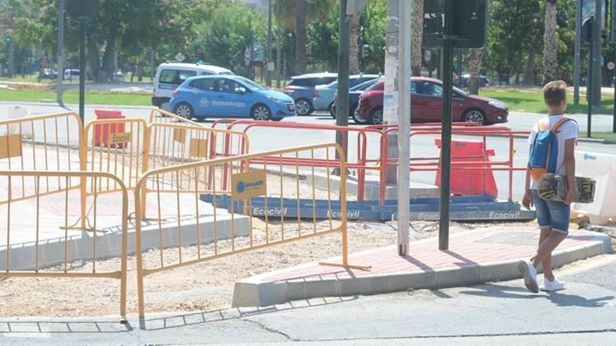 Los aparcamientos se han conservado ganando espacio a la calzada junto a la Mar Menor.