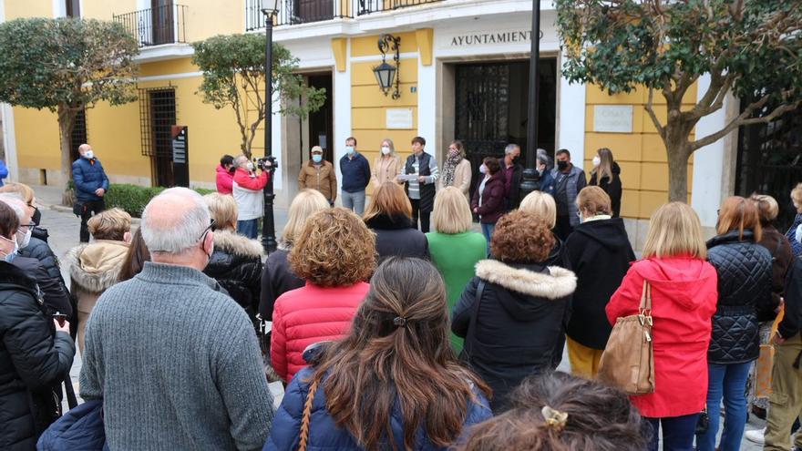 Los vecinos se concentraron ante el Ayuntamiento para protestar contra la guerra.