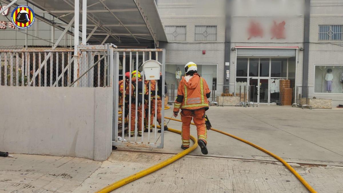 Incendio industrial en Manises: arde una nave en Mas de l’Oli