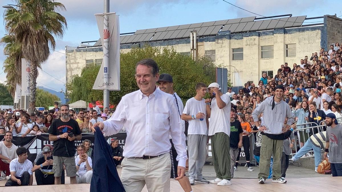 Abel Caballero se atreve con el breakdance y reta al alcalde de Madrid, Martínez Almeida, a una batalla de baile