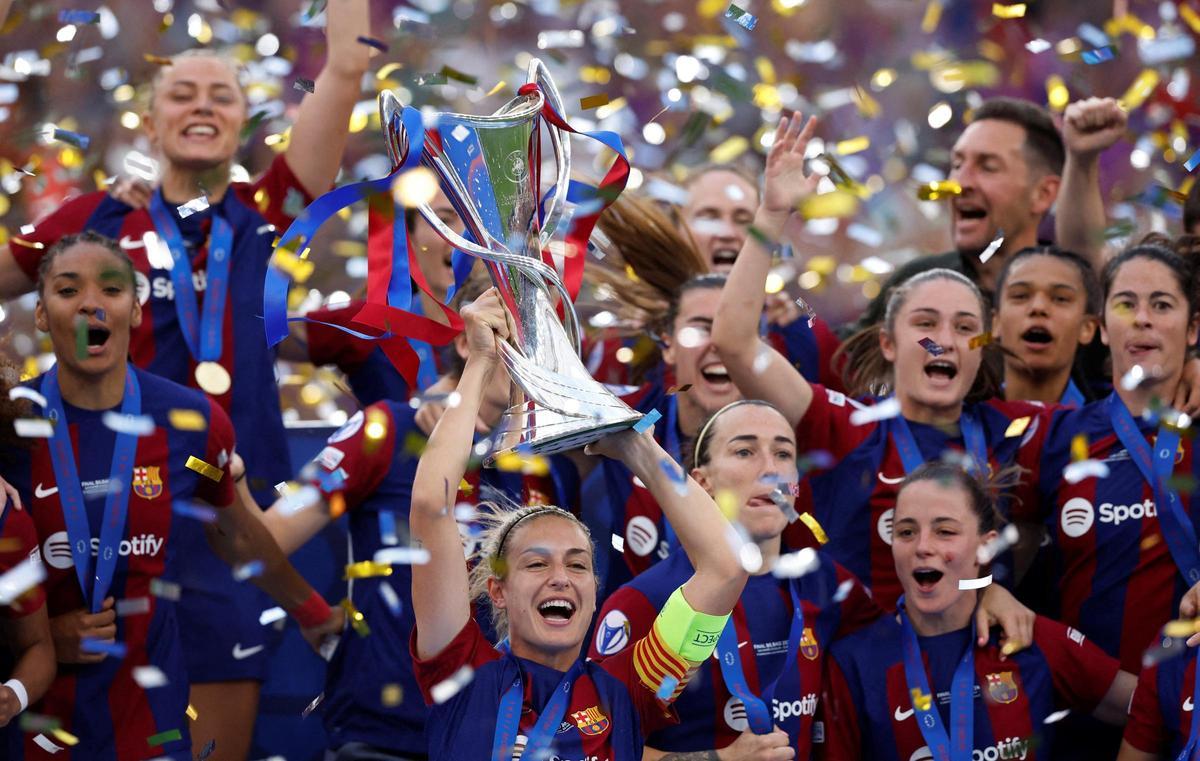 Alexia Putellas del FC Barcelona levanta el trofeo mientras celebra con sus compañeros de equipo después de ganar la Liga de Campeones