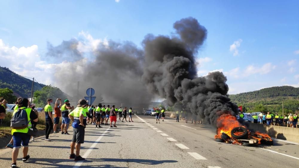 Els treballadors de Montajes Rus cremen pneumàtics i tallen la C-16