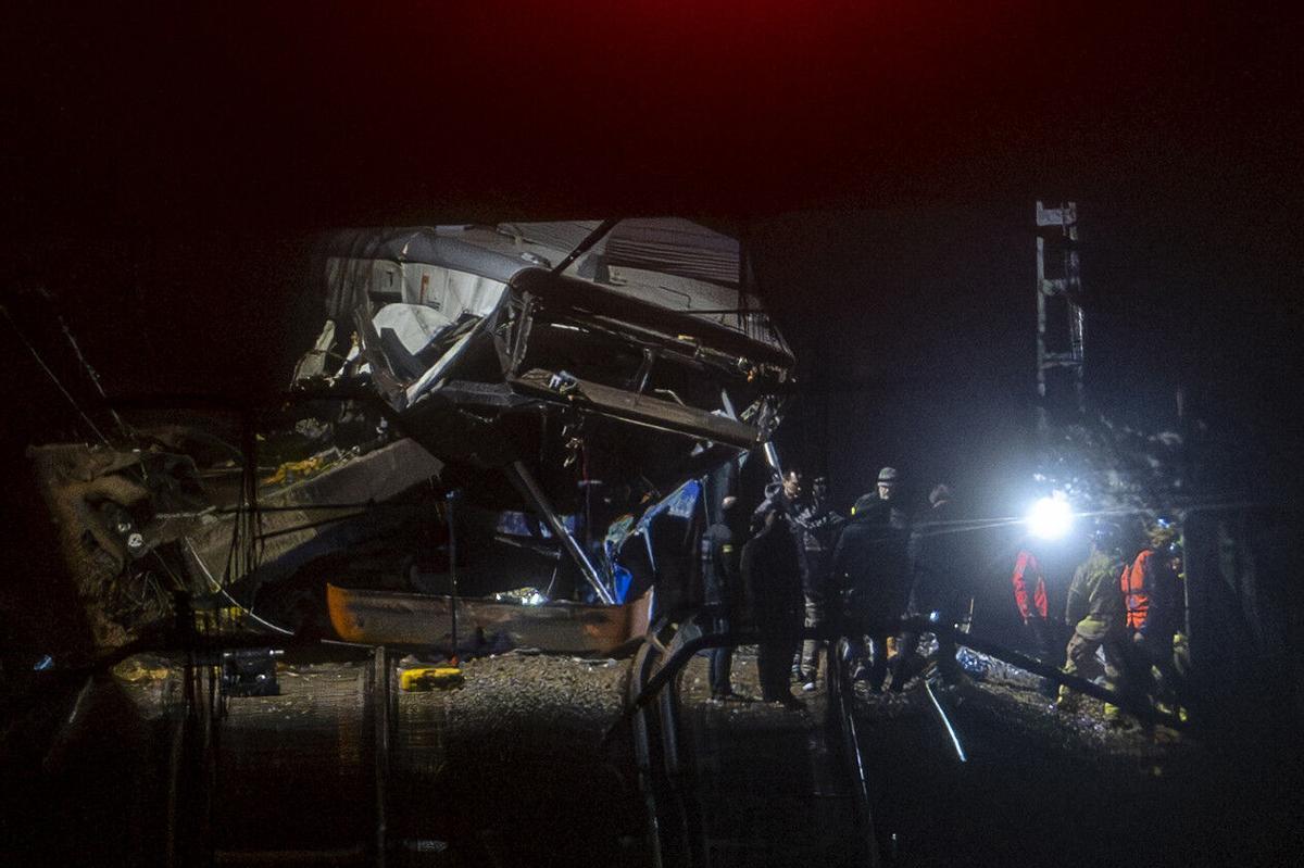 Les imatges del tren accidentat per una esllevissada a Gelida