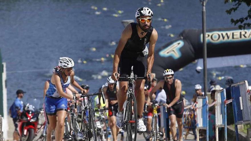 Un instante de la pasada edición del Triatlón Concello de O Porriño. // Ricardo Grobas