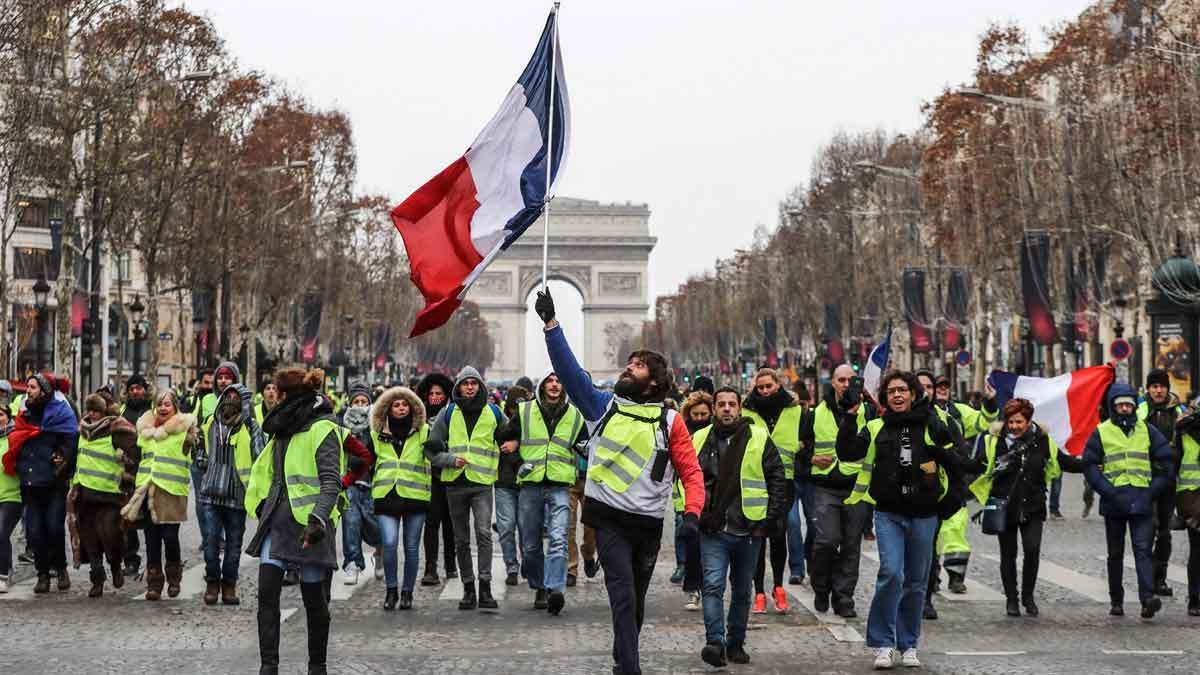 Los 'chalecos amarillos' vuelven a salir a las calles de París