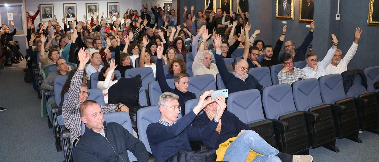 En la asamblea del Foro de Primaria se votó a mano alzada ir a la huelga