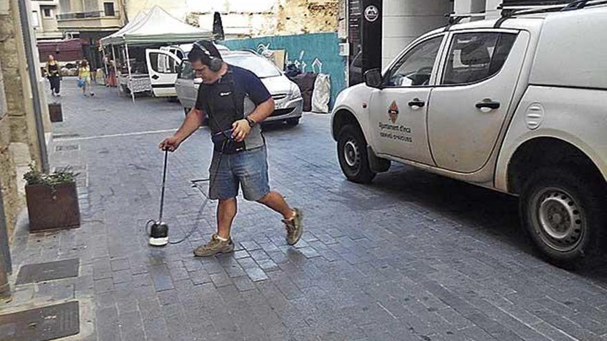 Un operario del Servicio de Aguas de Inca busca fugas en la calle de la Pau con un detector.