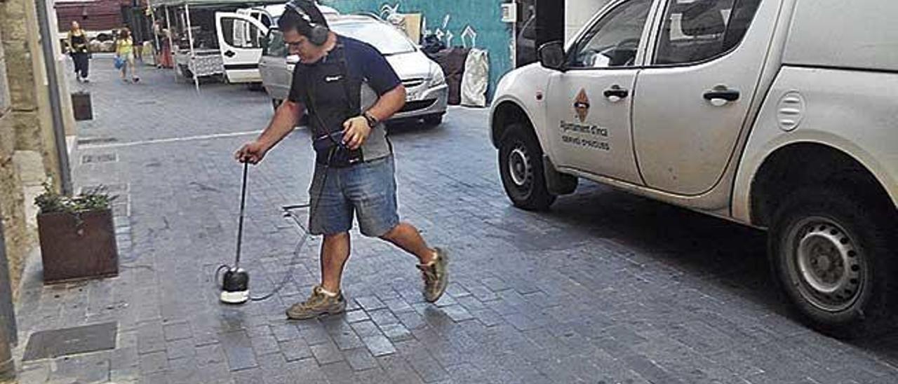 Un operario del Servicio de Aguas de Inca busca fugas en la calle de la Pau con un detector.