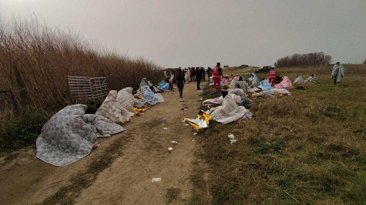 Al menos 40 personas han muerto, entre ellos varios niños, al naufragar una barca con 250 migrantes a bordo cerca de la costa de la región italiana de Calabria, en el sur del país. Decenas de cuerpos han sido encontrados en las playas de Steccato di Cutro, un balneario en la provincia de Crotone, y otros más han sido vistos en el mar.