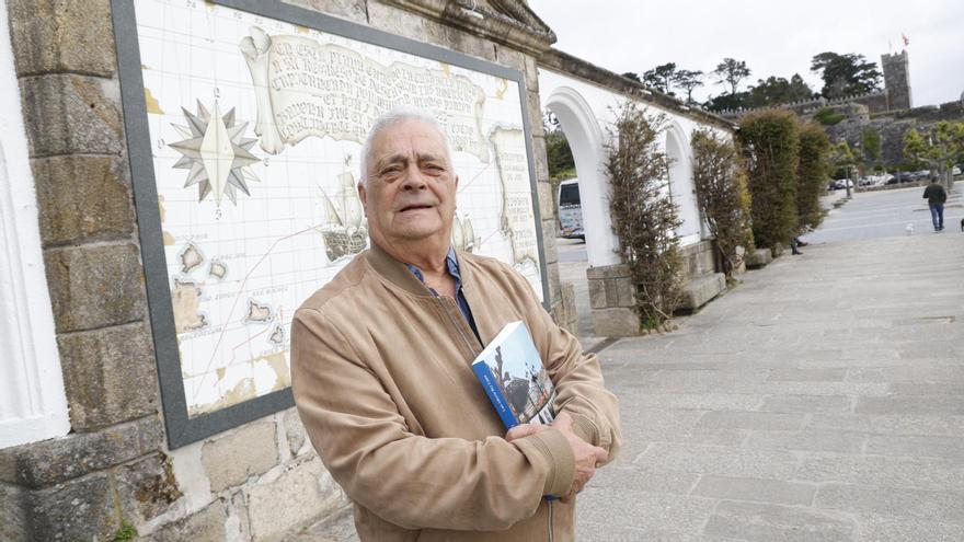 Luis Alberto Rey, con un ejemplar de su último libro, en el paseo Ribeira.