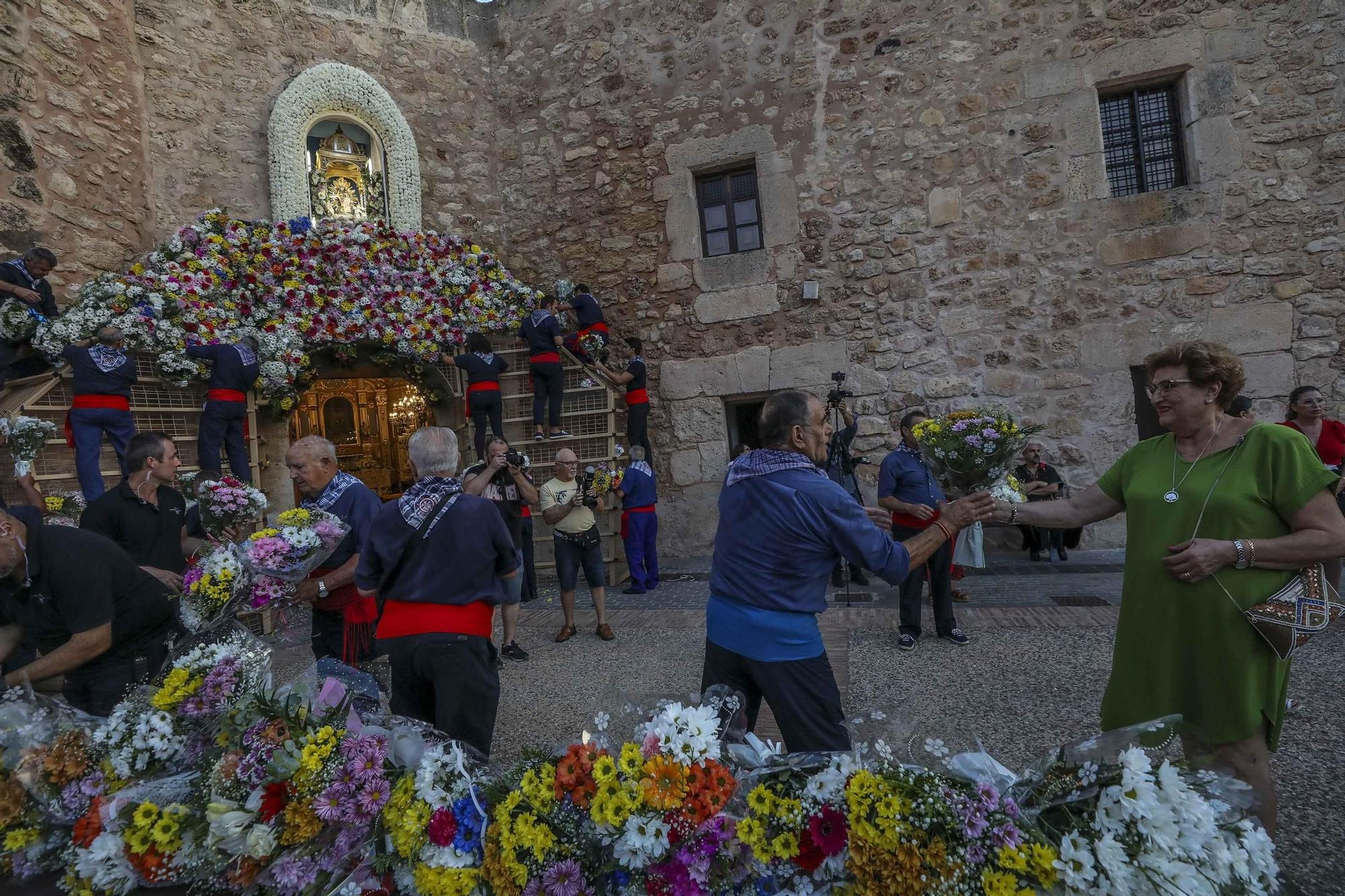 Manto de flores para la patrona de Santa Pola