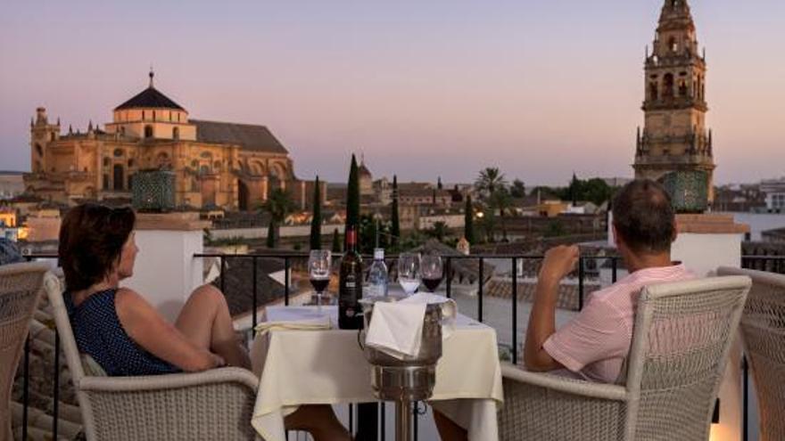 Terraza del restaurante Pairi Daeza, con la Mezquita-Catedral de fondo.