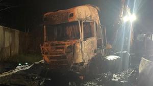 El camió que ha bolcat i sha incendiat a lAP-7 a laltura de Sant Julià de Ramis