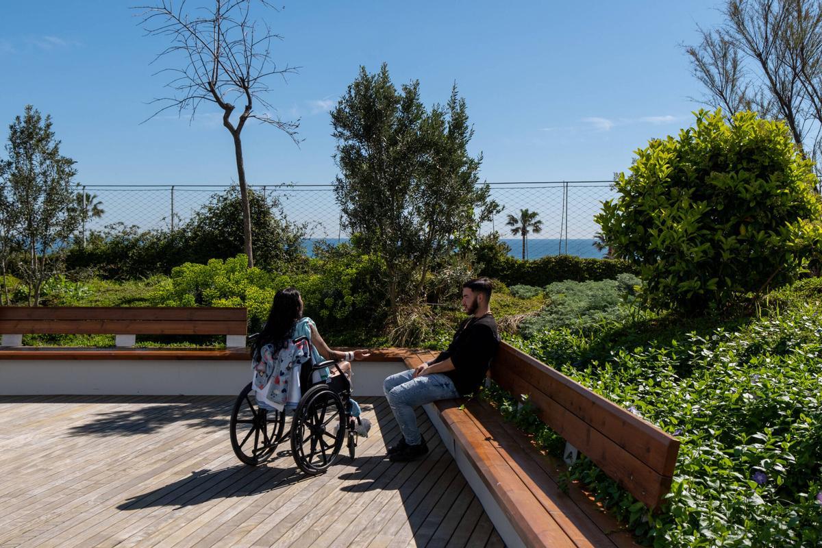 Una terraza interior con árboles para pacientes hospitalizados.