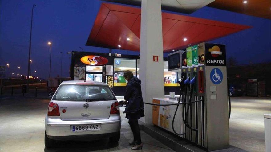 Los carburantes suben el IPC interanual en febrero