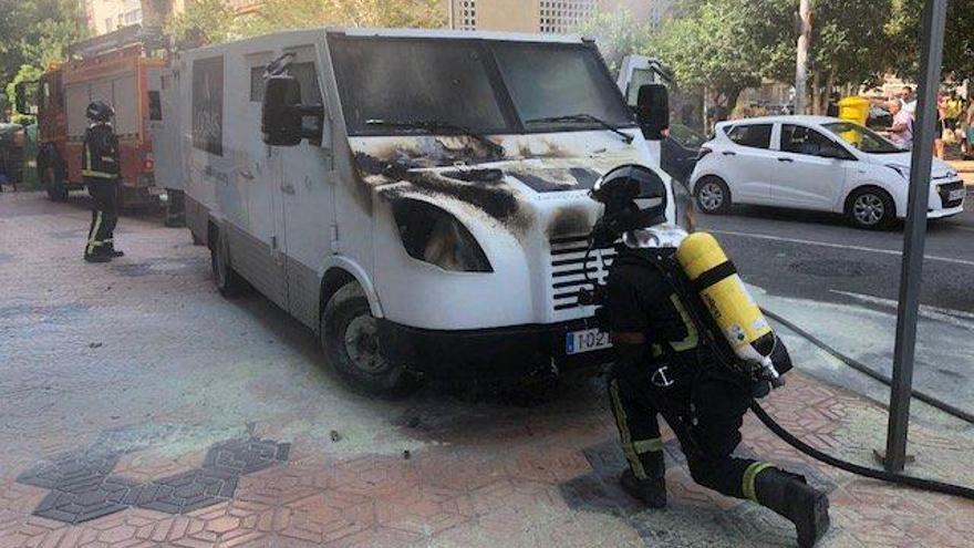 Bomberos de Cartagena trabajando en las labores de extinción