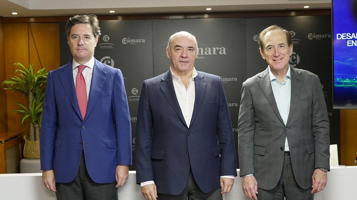 El secretario general de Cámara de España, Adolfo Díaz-Ambrona; el presidente de la Cámara de Comercio de Badajoz, Mariano García Sardiña; y el presidente del Consejo Social de la UEx, Antonio Huertas.