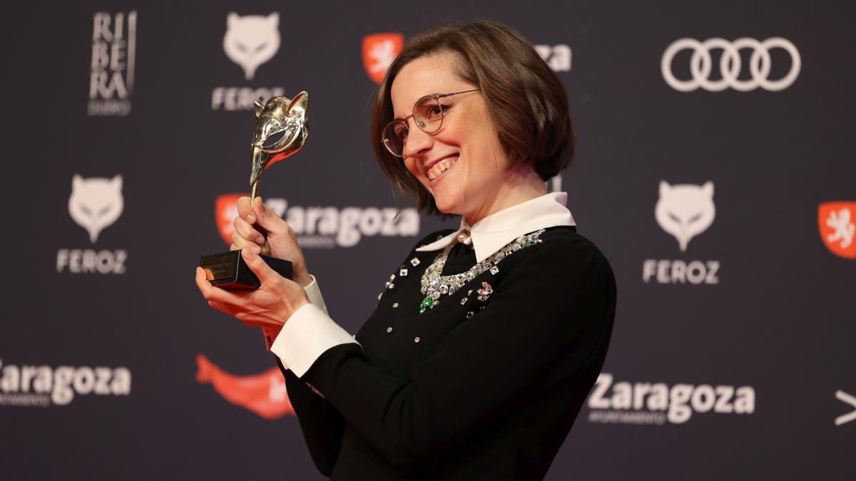 La directora de cine Carla Simón tras recibir el premio a Mejor dirección por Alcarràs.