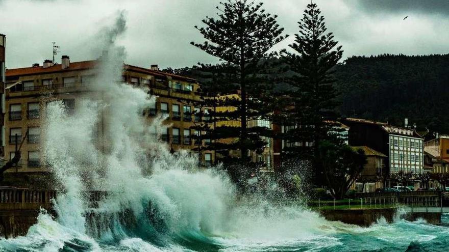 Dos imágenes del fuerte oleaje ayer en la zona de Pescadoira, en Bueu. // Xistro-Photos