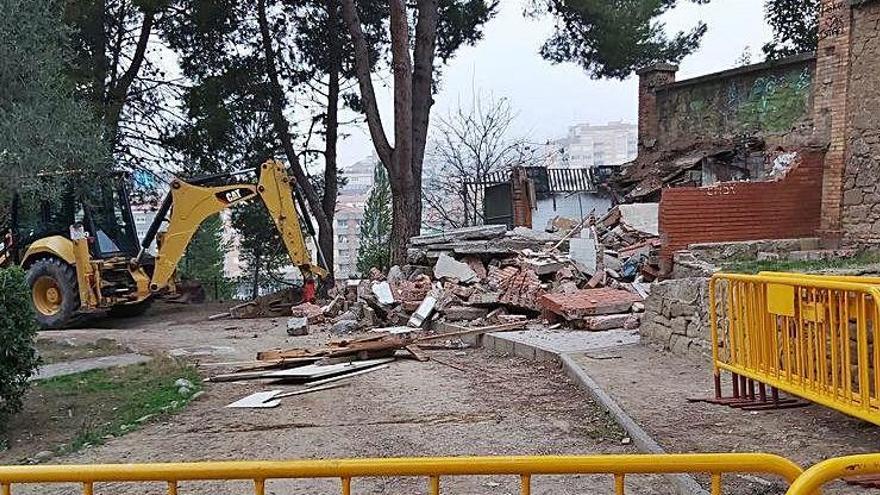 Enderroc de la caseta abandonada fa anys al mig del parc |