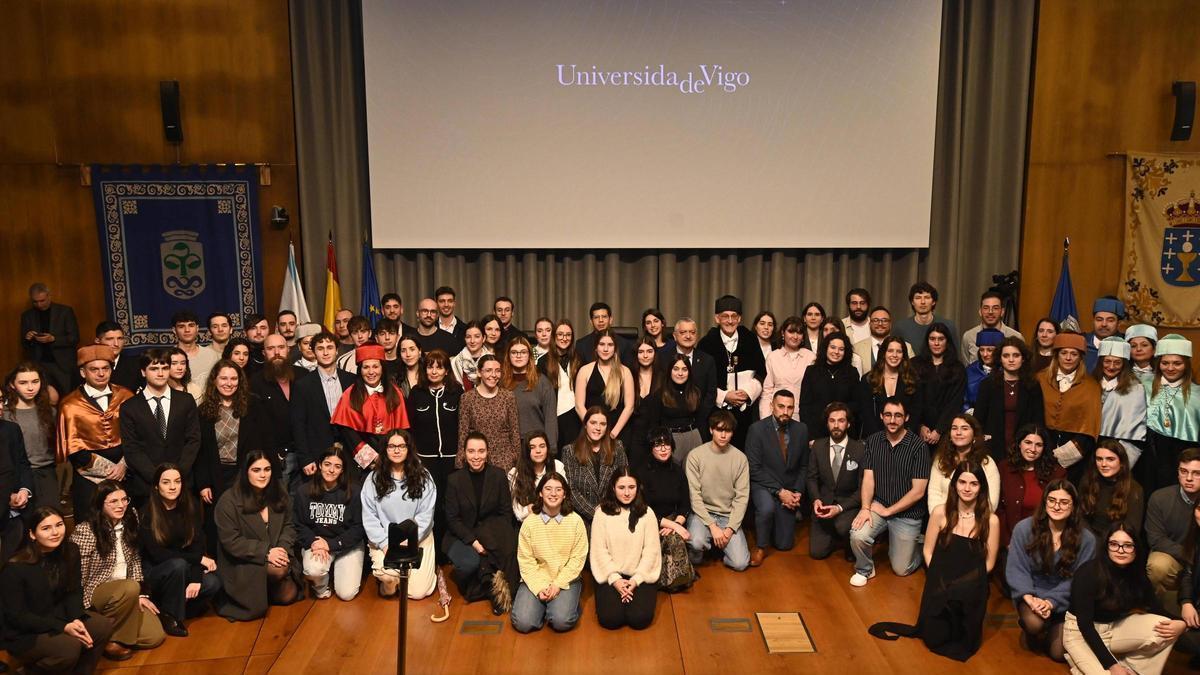 Foto de familia de los premiados y miembros de la UVigo durante el acto de Santo Tomás.