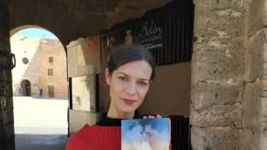 Cristina Segarra: «Santa Pola es el marco ideal para un libro de amor»