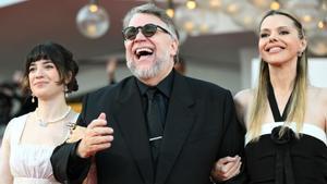 VENICE (Italy), 30/08/2025.- Mexican director Guillermo del Toro (C) with Kim Morgan (R) and Marisa Del Toro (L) arrive for the screening of Frankenstein during the 82nd annual Venice International Film Festival, in Venice, Italy, 30 August 2025. The film festival runs from 27 August to 06 September 2025. (Cine, Cine, Italia, Venecia) EFE/EPA/ETTORE FERRARI