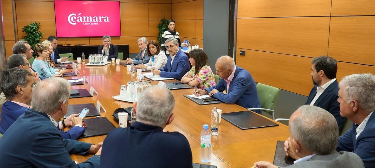 Román Rodríguez, en la reunión mantenida con la Cámara de Comercio de Gran Canaria.