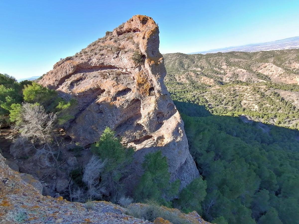 La disposición de las rocas y las sombras crea una imagen sorprendentemente similar al perfil de un gorila mirando hacia el valle