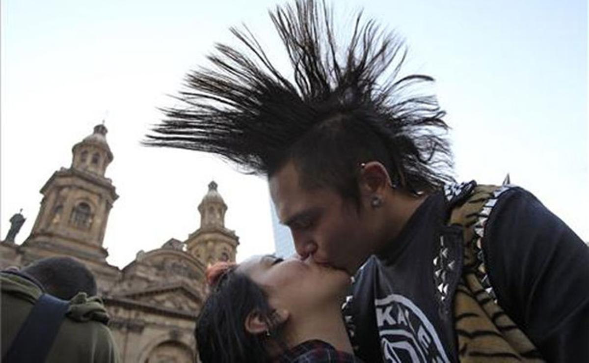 Una parella es fa un petó en una ’marató de petons’ per aconseguir el canvi en l’educació a Santiago de Xile.