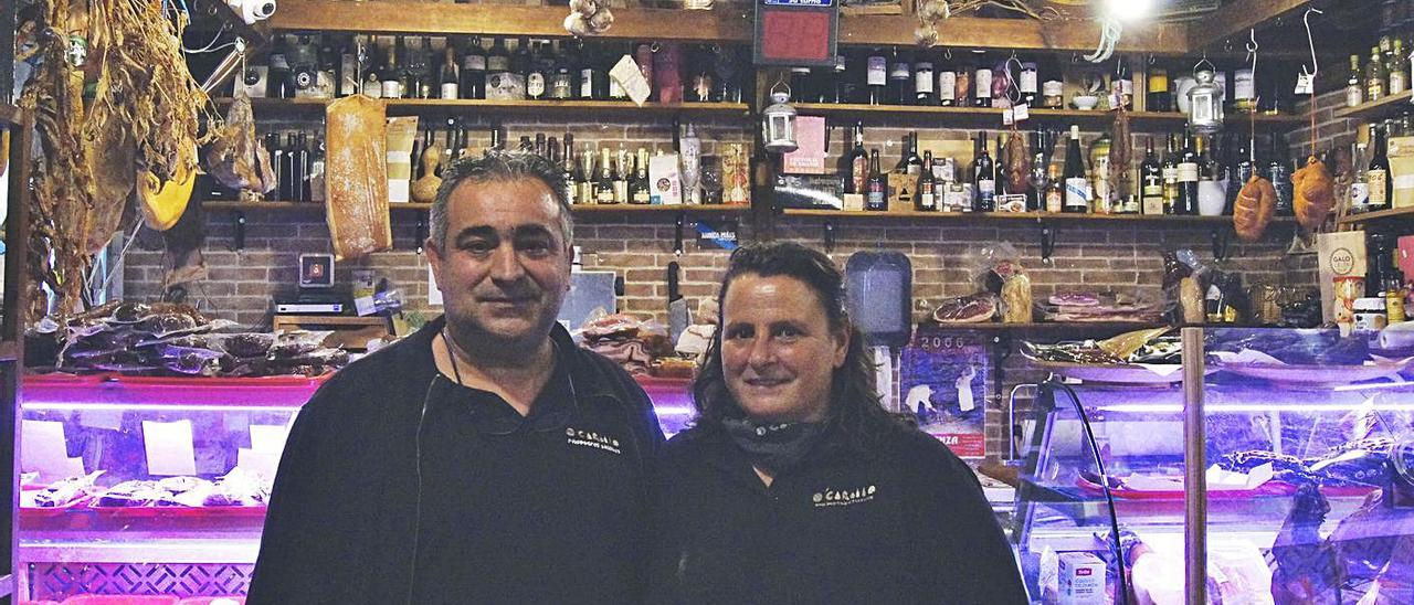 Clemente Malvido y Susana García venden productos ourensanos en Euskadi.   | // E. FILGUEIRA