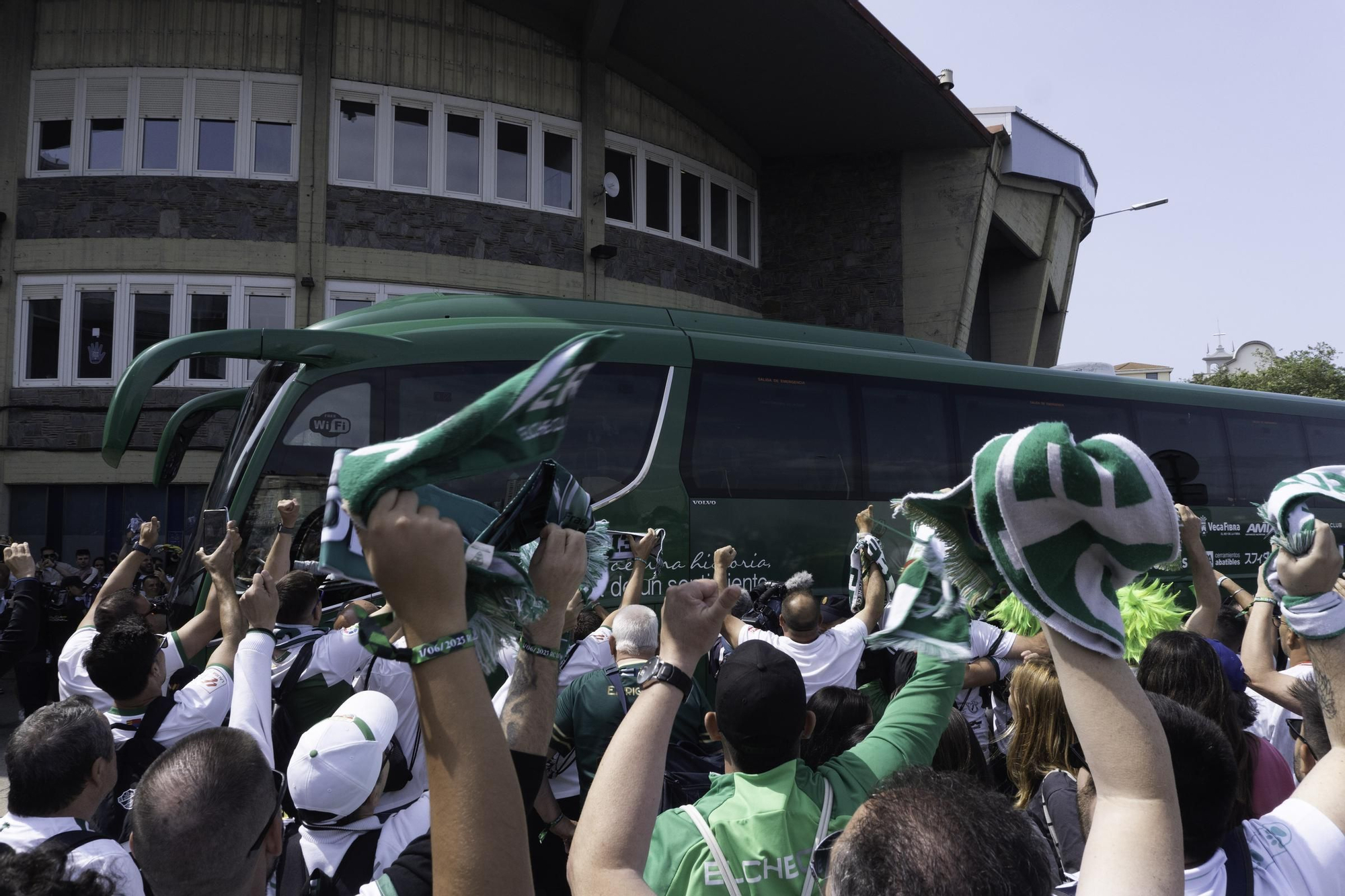 La afición ilicitana recibe al Elche CF a su llegada al estadio de Riazor