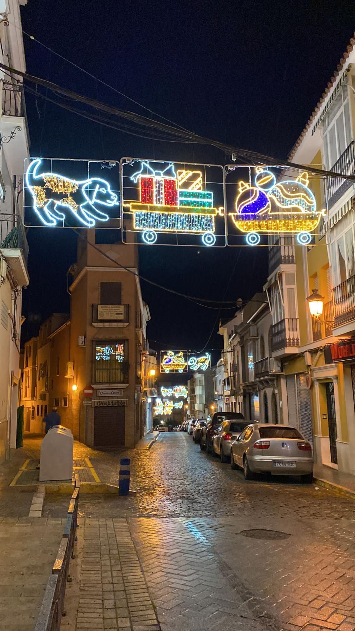 La calle Aguilar, con la iluminación navideña.