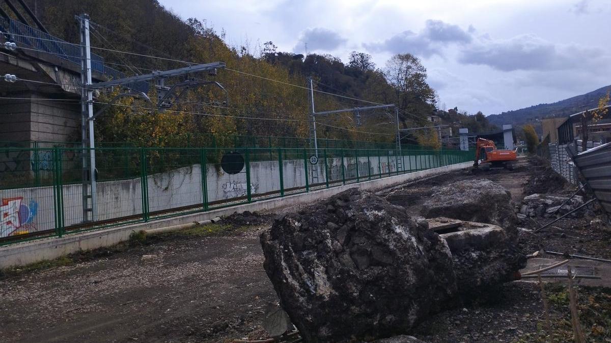 Una máquina trabajando en el entorno de la antigua estación de Sama.