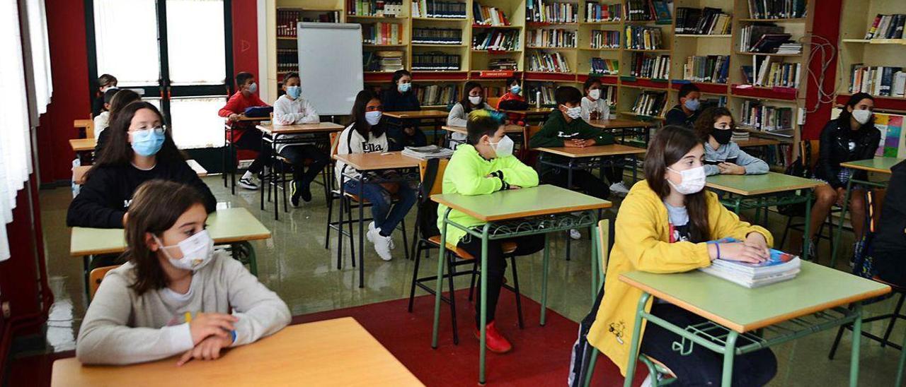 Alumnos del IES Rodeira, en un aula habilitada en la biblioteca del instituto.