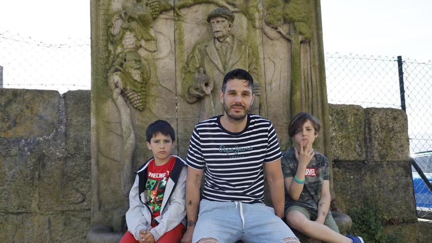 Abraham Rodríguez Abalde, con sus hijos Oliver Daniel (izq) y Mateo (dcha) ante la fuente escultórica de Gran Vía que retrata a su bisabuelo y tatarabuelo.