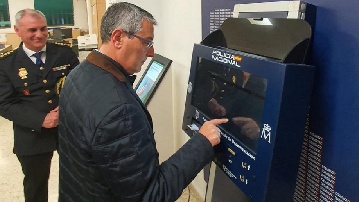 El alcalde de Rincón, Francisco Salado, prueba el Punto de Actualización de Documentación.