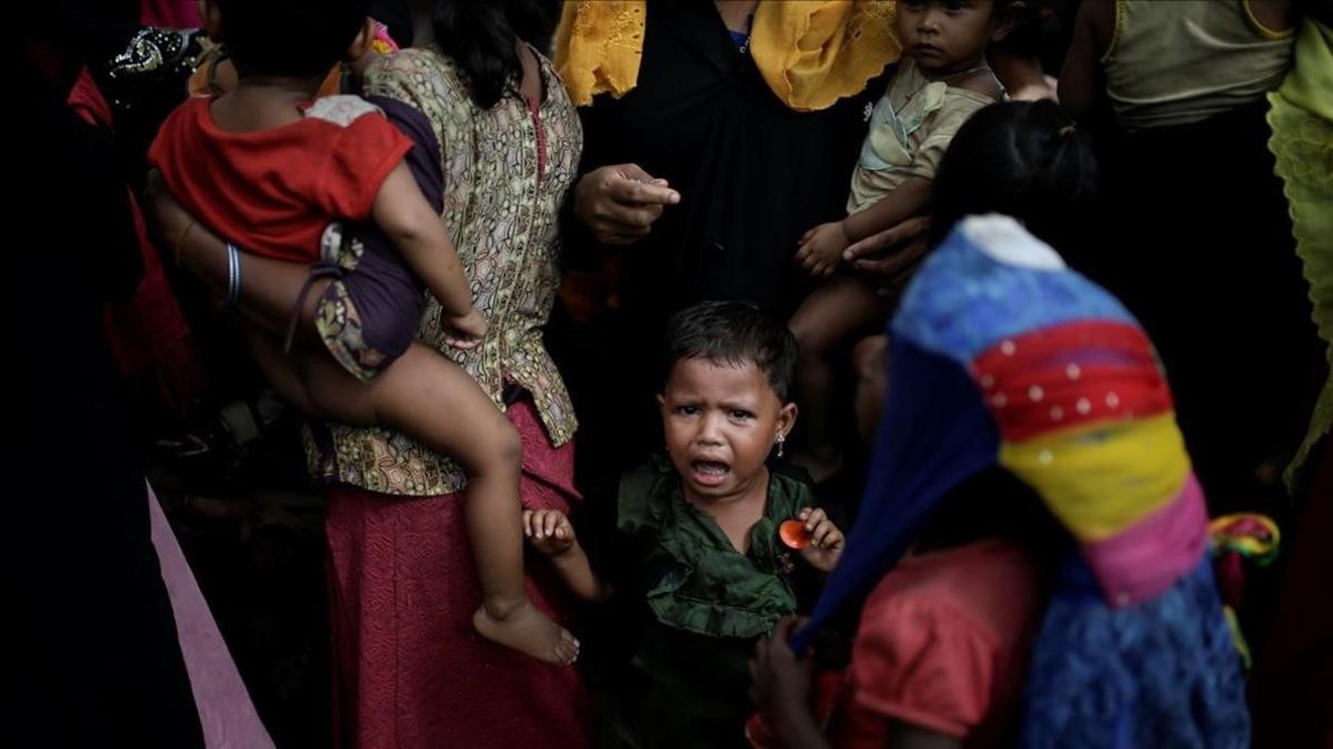 zentauroepp41287529 a baby cries as rohingya refugees line up for a food supply 171214103245