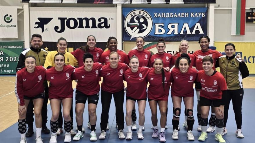 Las jugadoras del Guardés, ayer en la pista del equipo búlgaro. |  Guardés