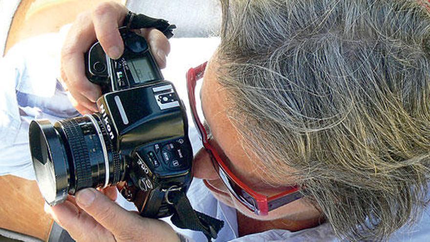 La fotógrafa Lisette Pons, en plena acción.