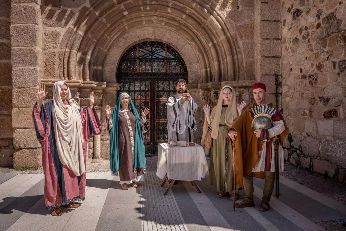 Varios recreacionistas de Emerita Lvdica, durante una representación junto al patrimonio histórico de Mérida.