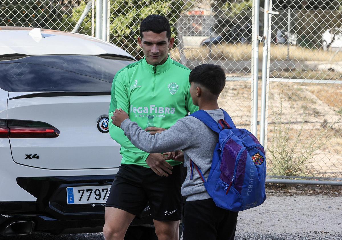 Lautaro Blanco, junto a un niño, a su llegada al Díez Iborra, para entrenar
