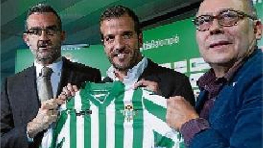 Van der Vaart entre el president Ollero i el director esportiu, Macià