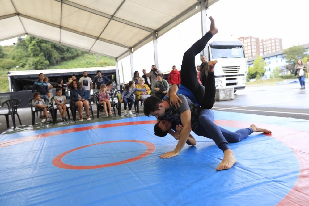 Demostración de lucha valtu en las fiestas de Llaranes