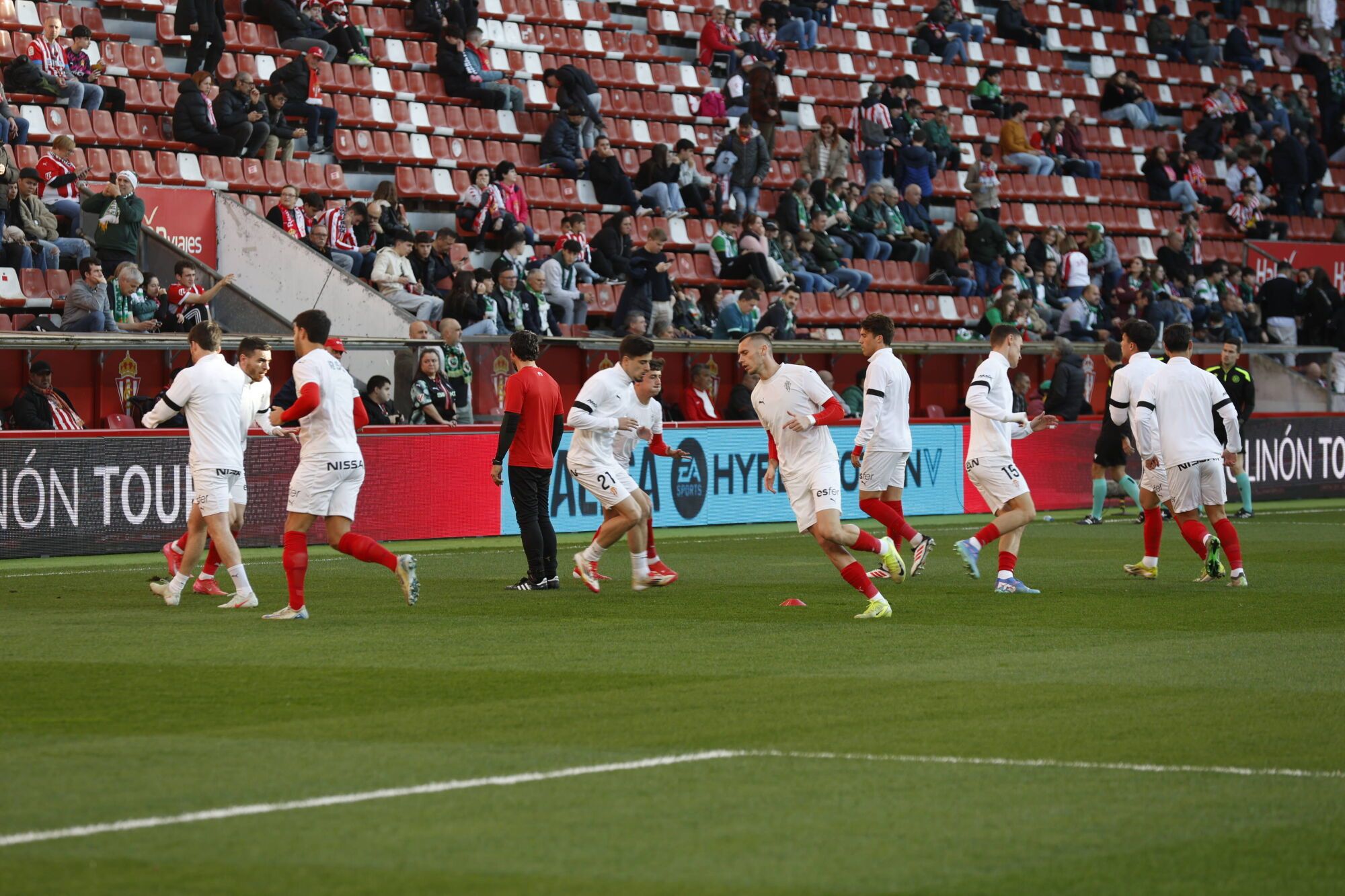 EN IMÁGENES: Ambientazo en el Sporting-Racing de Santander disputado en El Molinón