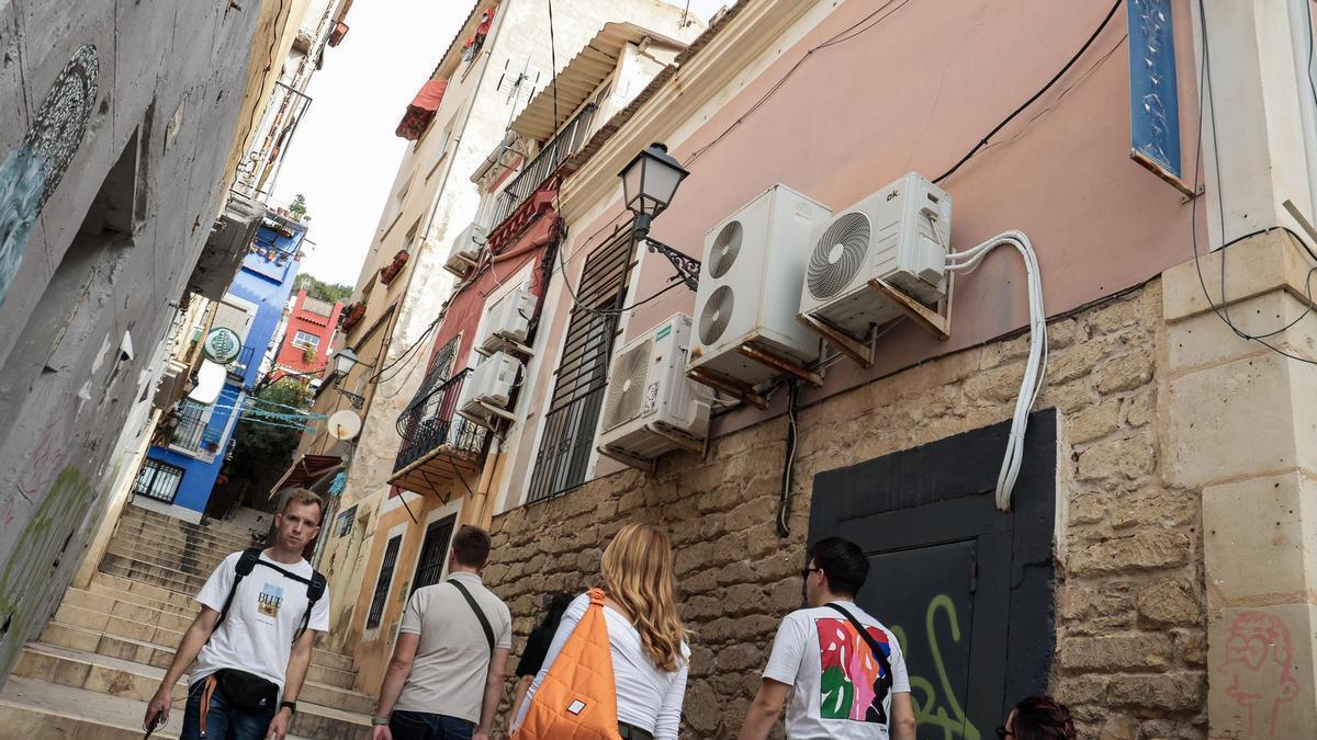 Ni se te ocurra poner el aire acondicionado en la fachada sin permiso: la comunidad puede obligarte a retirarlo