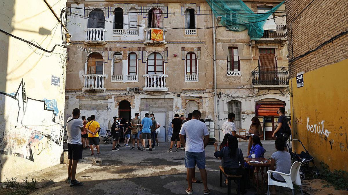 Algunos de los vecinos del barrio de la Creu Coberta de València junto a las fincas amenazadas de ruina.  | F. BUSTAMANTE