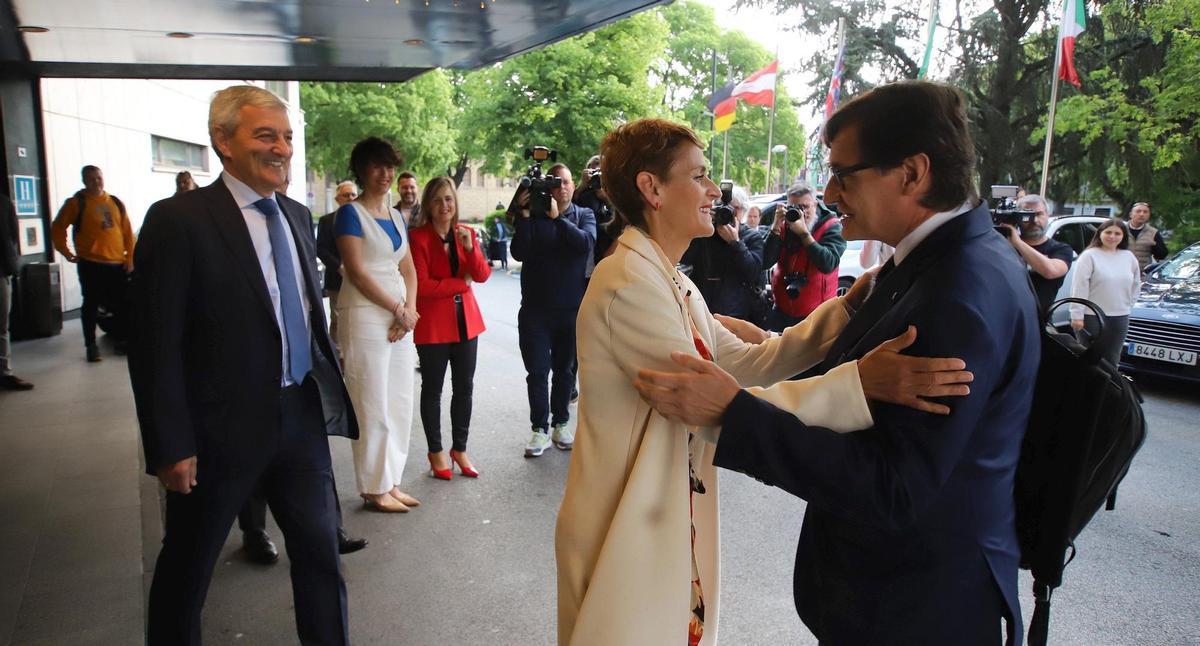 Desayuno informativo con Salvador Illa en Pamplona organizado por Diario de Noticias y EL PERIÓDICO. María Chivite, presidenta de Navarra, saluda a Salvador Illa a su llegada al evento, en presencia de Iñaki Alzaga, presidente del Grupo Noticias.