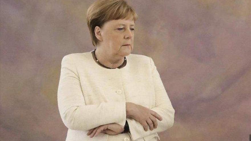 Merkel vuelve a sufrir un temblor corporal en público